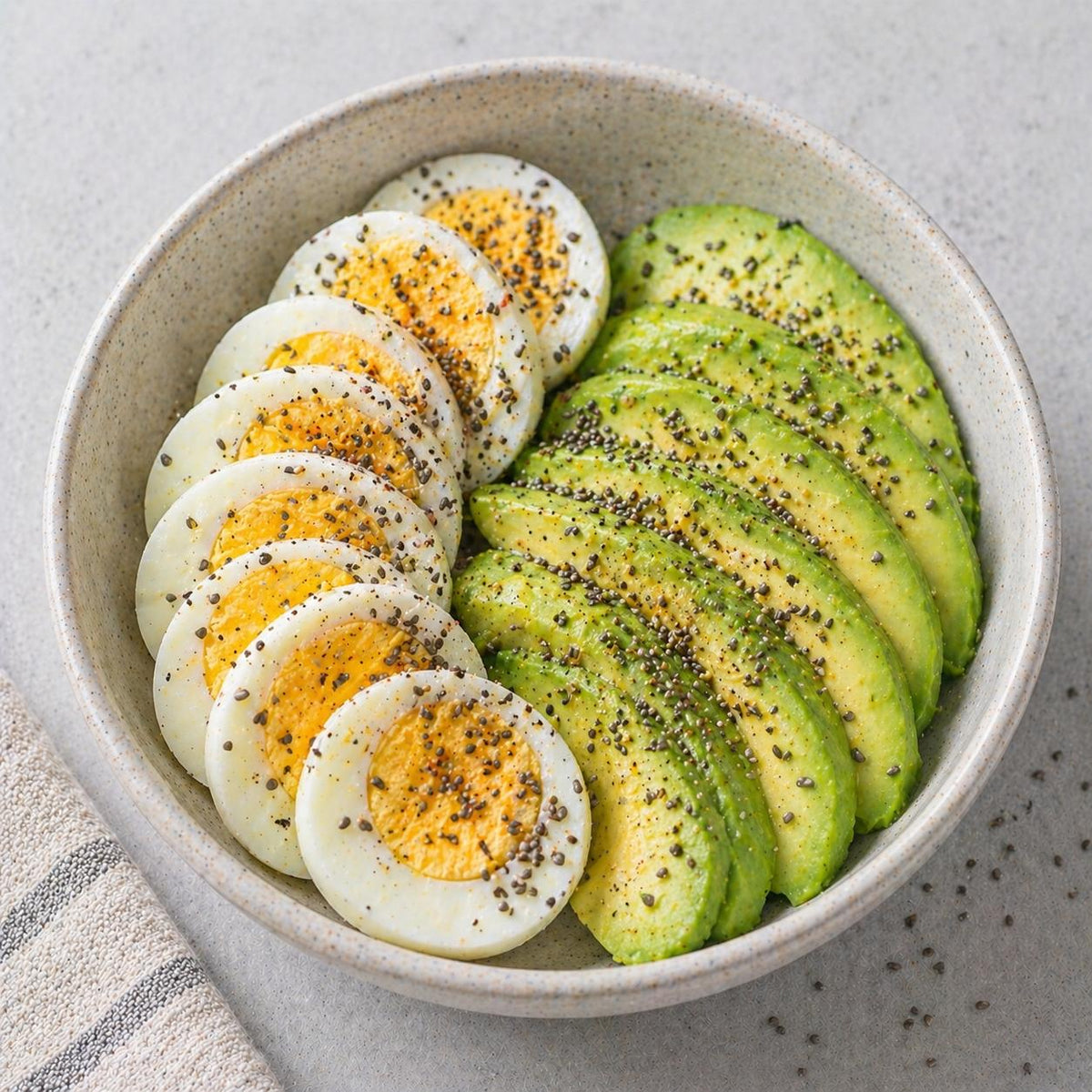 Huevo Cocido con Aguacate y Semillas